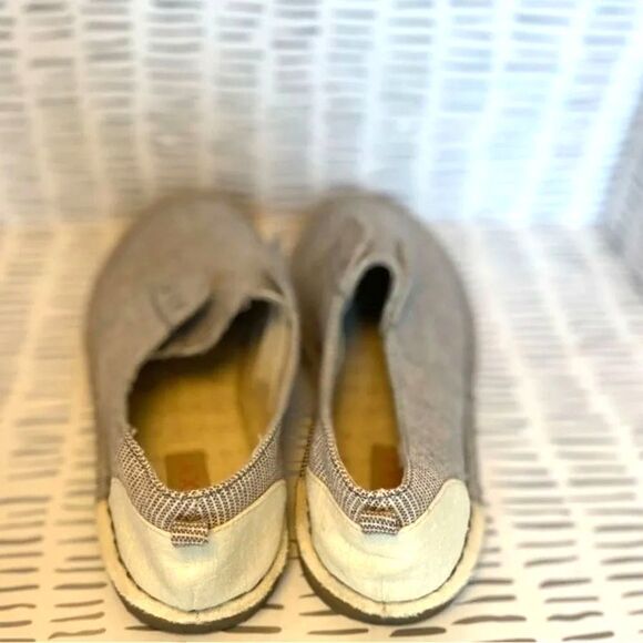 Roxy Gray and White Casual Beachy Canvas Shoes Women's Size 6 - Picture 5 of 7